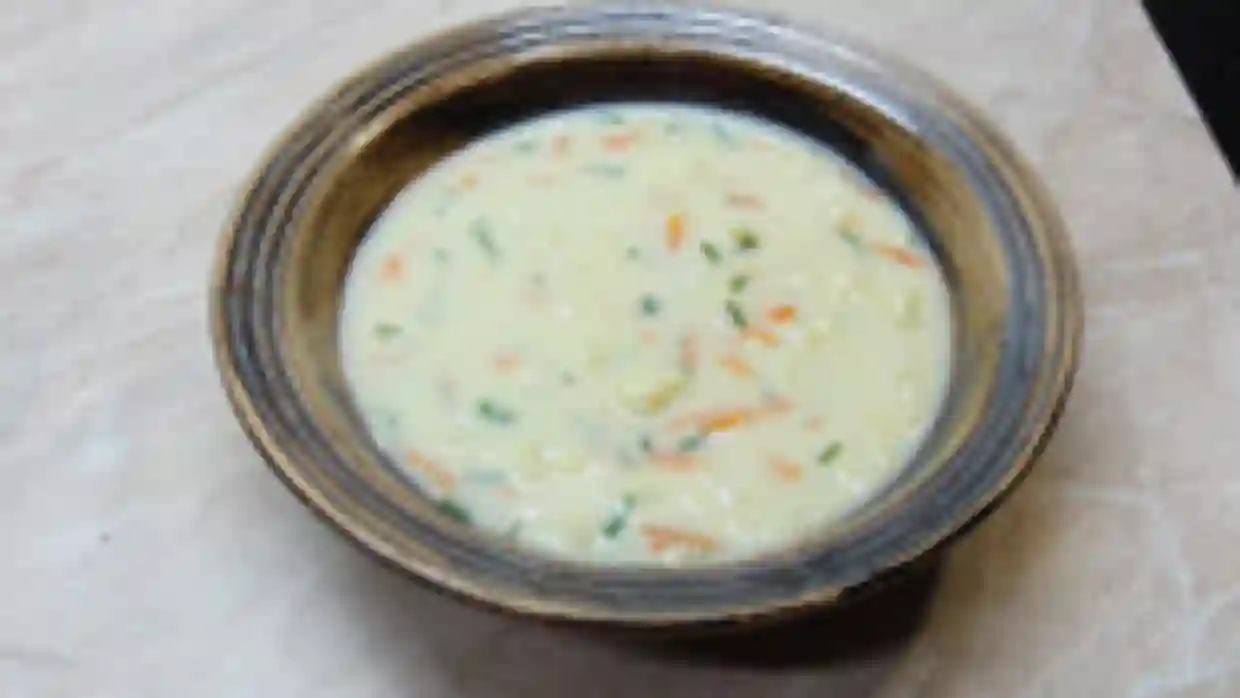 Květáková polévka s mrkví a smetanou